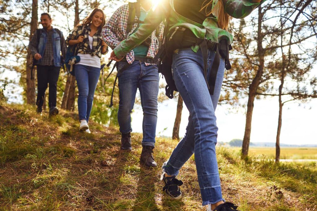 Eine Wandergruppe läuft durch einen Wald.